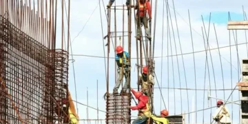 Construção civil cresce com a força do emprego, mas juros e custos pressionam o setor