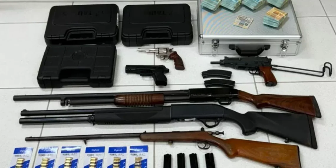 Operação da Polícia Civil em Blumenau e Gaspar revela estrutura para rinha de galos e apreende arsenal de armas
