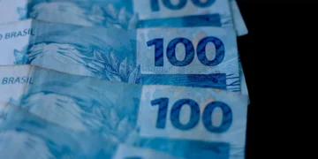 Renda domiciliar per capita chega a R$ 2.316 em 2025, diz IBGE