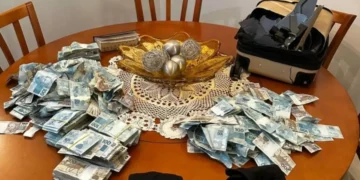 PF apreende R$ 429 mil após mala com dinheiro ser jogada de apartamento em BC