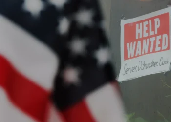 EUA: Pedidos de auxílio-desemprego têm leve alta com mercado de trabalho estabilizado