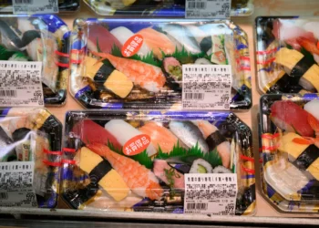 Inflação do Japão desacelera ao menor nível em 2 anos e desafia plano do BC japonês