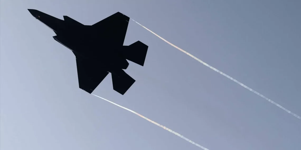 Suécia vai enviar caças para nova missão da NATO no Ártico