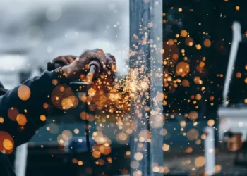 Indústria brasileira desacelera e CNI prevê ‘âncora pesada’ até 2027