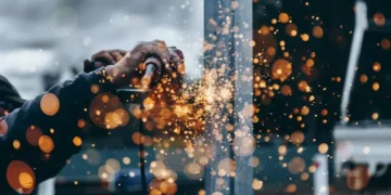 Indústria brasileira desacelera e CNI prevê ‘âncora pesada’ até 2027