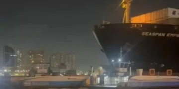 Navio de grande porte colide com balsas durante manobra noturna e tripulantes pulam no mar após impacto