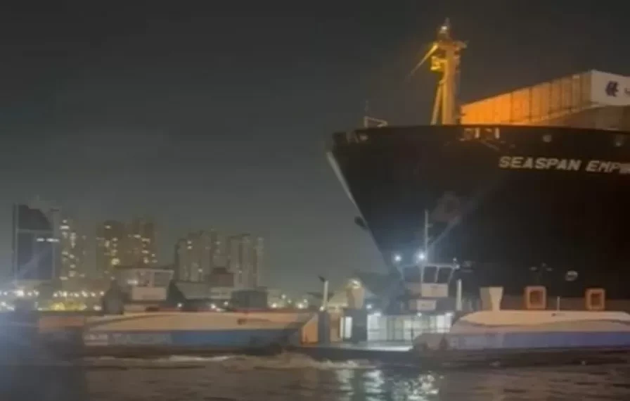 Navio de grande porte colide com balsas durante manobra noturna e tripulantes pulam no mar após impacto