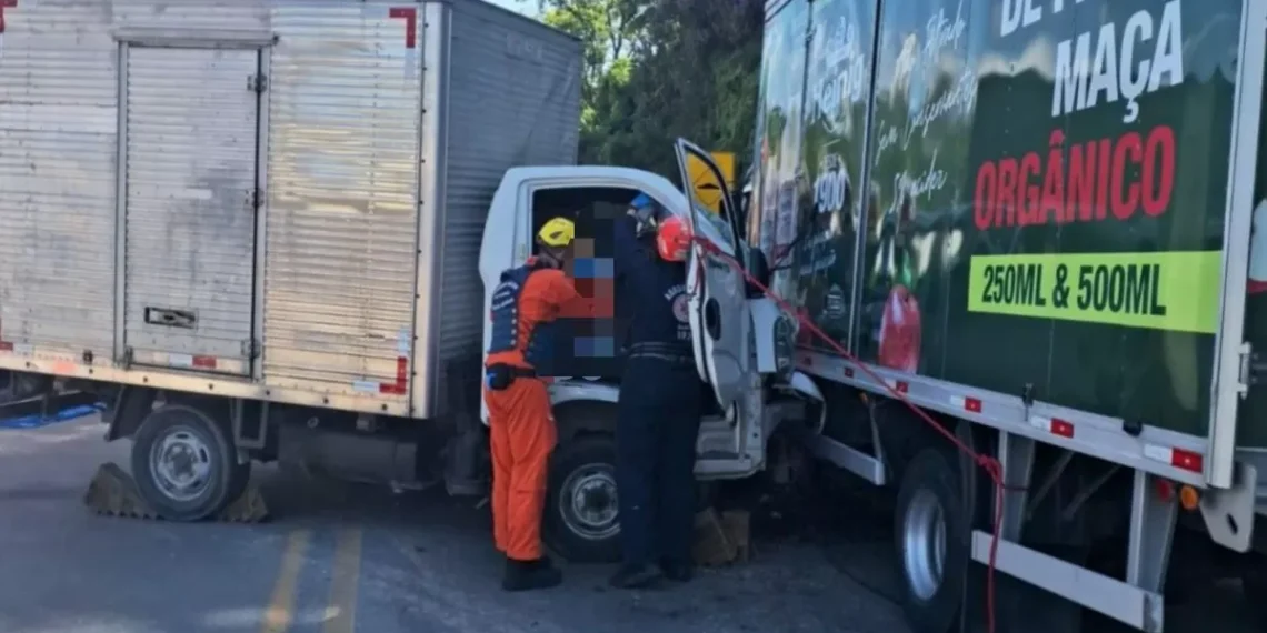 Colisão entre caminhões deixa motorista preso às ferragens na Rodovia Ivo Silveira, em Brusque