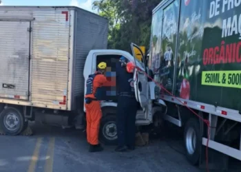 Colisão entre caminhões deixa motorista preso às ferragens na Rodovia Ivo Silveira, em Brusque