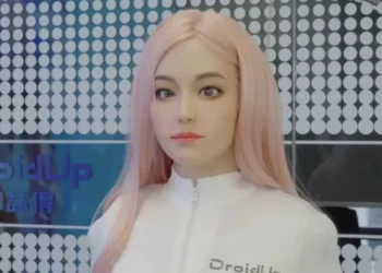 Ela tem emoções, expressões faciais e até temperatura corporal – mas é um robô