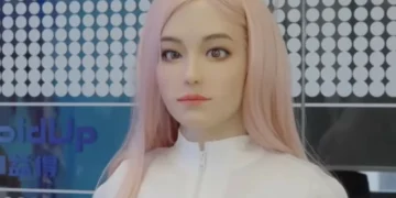 Ela tem emoções, expressões faciais e até temperatura corporal – mas é um robô