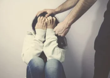 Marido agride esposa grávida, ameaça matar a família e deixa filhos feridos em Blumenau