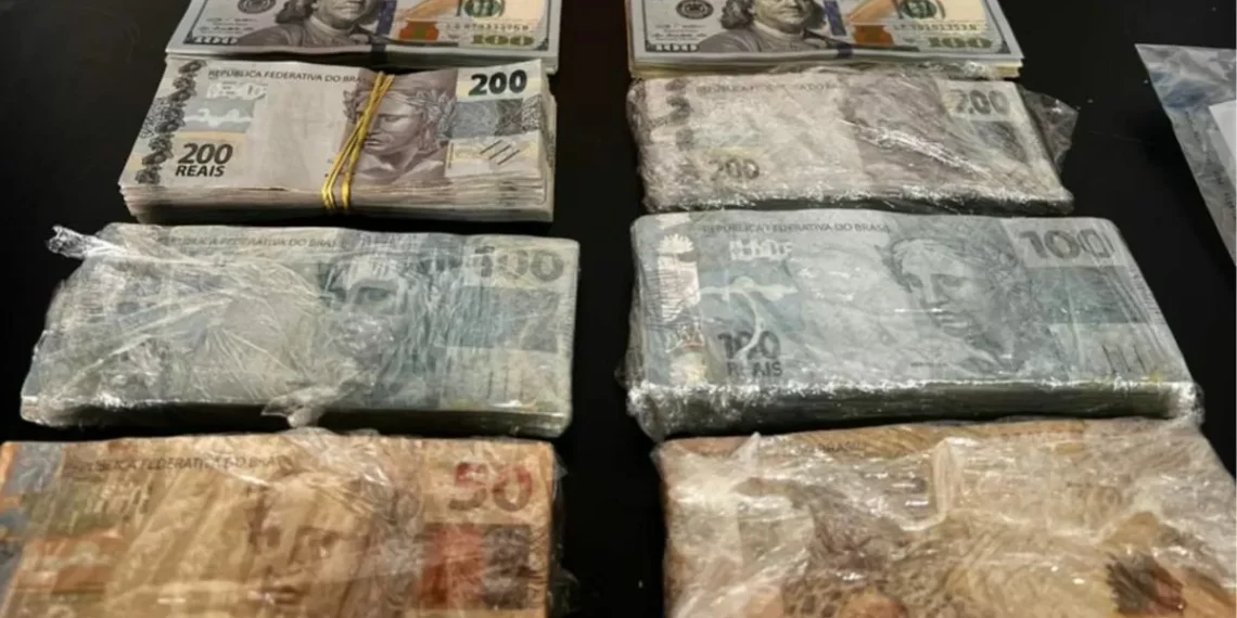 Polícia Civil prende 3 durante operação que investiga rachadinha e desvio de dinheiro público em SC