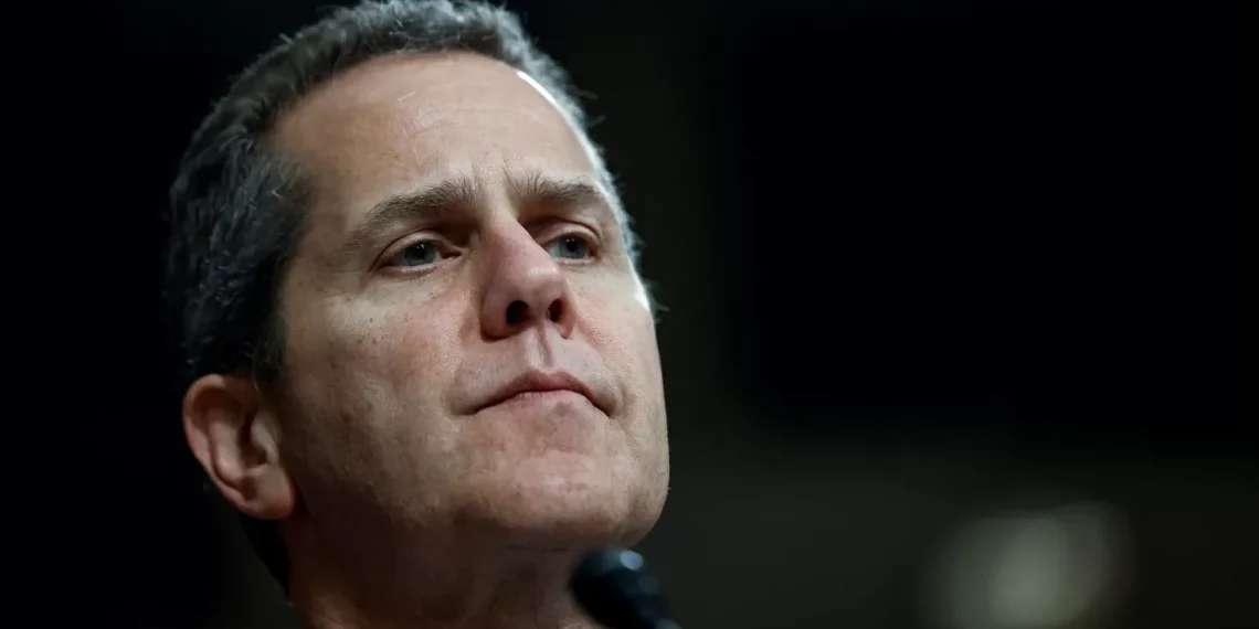 Provavelmente será apropriado manter taxas de juros por algum tempo, diz Michael Barr