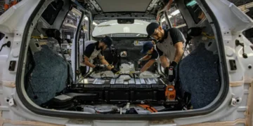 Indústria no Brasil marca 10º mês seguido de retração em fevereiro, mostra PMI